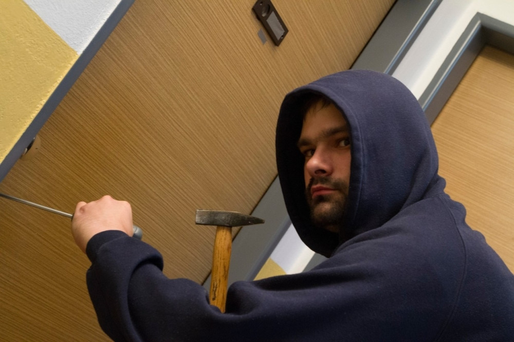 Pljačkali stanove, pa ih ponovo zaključavali!