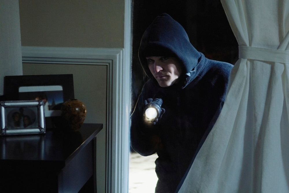 Lopov je provalio u kuću, a onda je nastao pokolj! (UZNEMIRUJUĆI VIDEO)