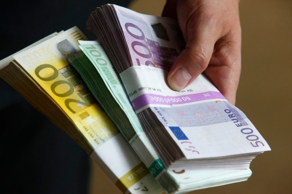 FALSIFIKOVALA POTPISE POSLANIKA! Blagajnica Skupštine proneverila 35.000 evra, čeka je neviđena kazna