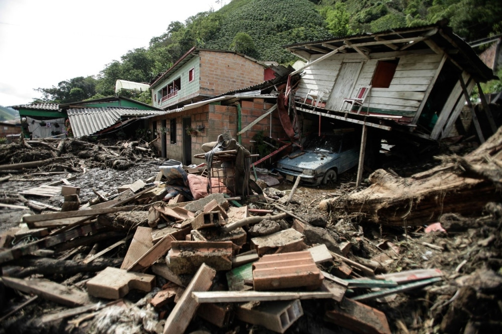 Osam studenata zatrpano u klizištu