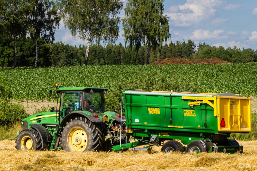 Motociklista podleteo pod traktor, točkovi prešli preko njega