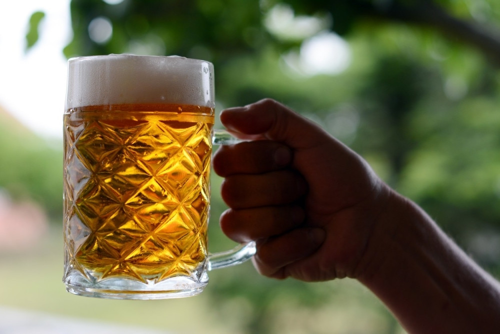Kako da na suncu za 5 minuta ohladite pivo bez zamrzivača? (VIDEO)