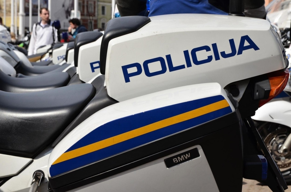 Upoznao tri maloletnice u kafiću, sve ih pipkao, a onda je jednu odvukao U KREVET