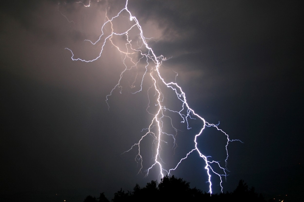 Grčku trese nevreme, kamere zabeležile nestvaran trenutak, munja RAZVALILA ZGRADU! (VIDEO)