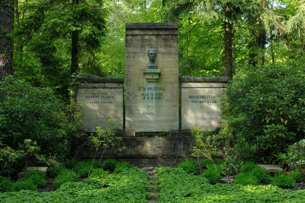 Ukradena glava reditelja iz grobnice?!