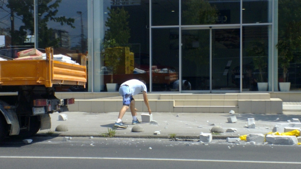 Sa kamiona na put ispadali blokovi! FOTO i VIDEO