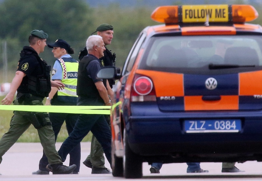 Prešao je granicu, a OVO je prvo što je uradio!