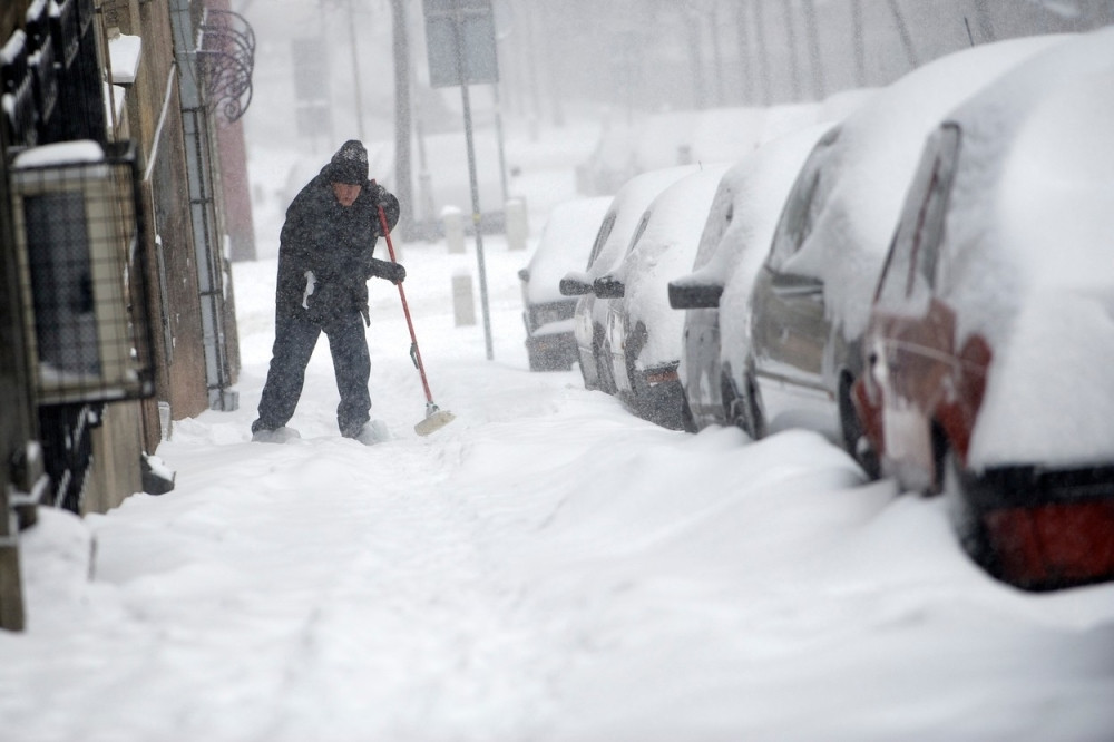 U ponedeljak oblačno i hladno, mestimično sneg