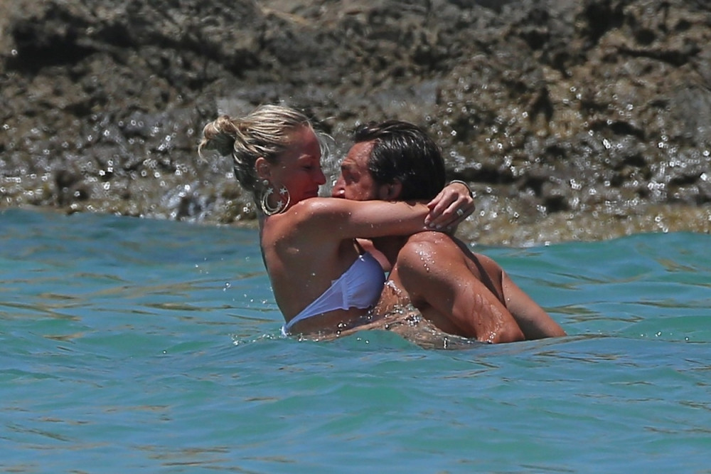 HIT~Pirlo uhvaćen u seksu sa devojkom u vodi! (FOTO)