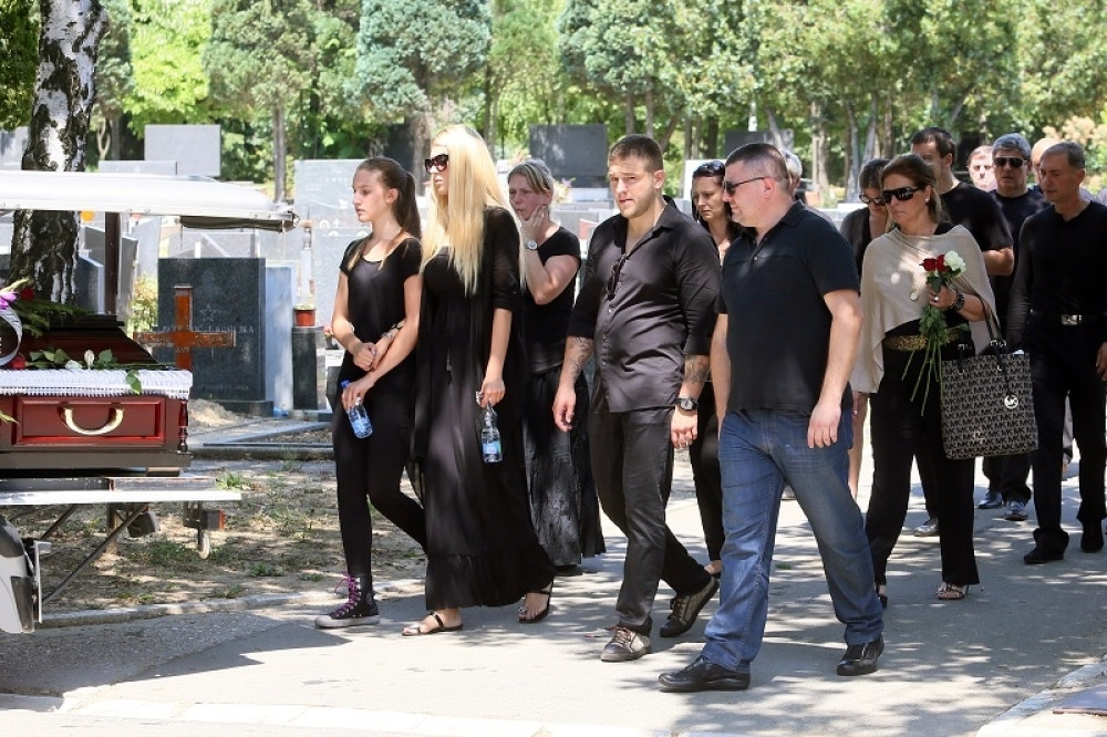 Pola estrade na sahrani "kralja klubova"!