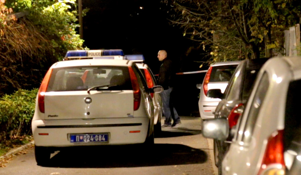 Tukli obezbeđenje, oca svog druga, pretili policiji!