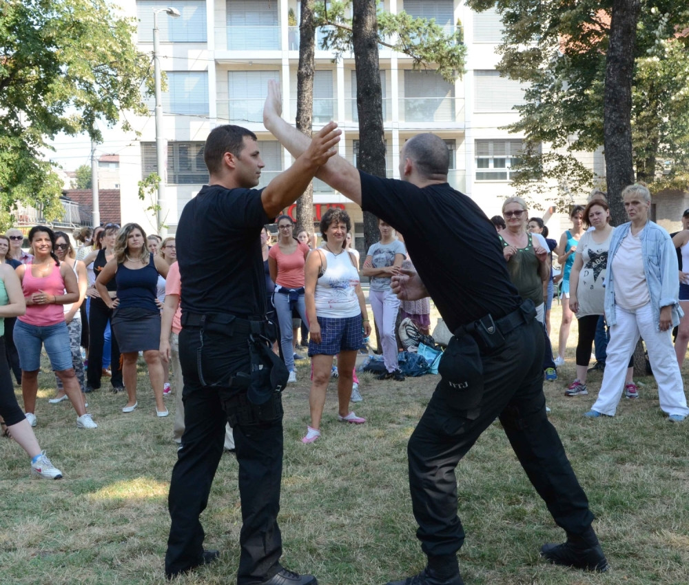 Pripadnici policije učili žene