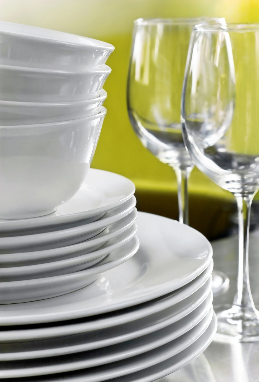 Uklonite nalepnice sa novog posuđa u jednom potezu!