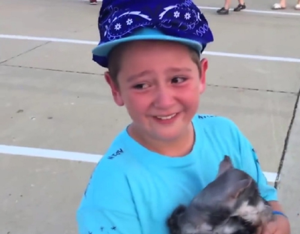 Neverovatna reakcija dečaka koji je dobio kuče (VIDEO)