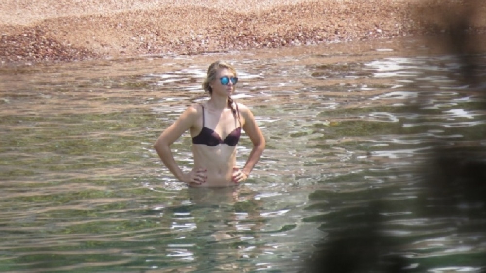 SKANDAL: Teniserka skinula kupaći, dečko je pipkao i ljubio po guzi, a onda je zaskočio nasred plaže! Isplivale eksplicitne fotke (18+)