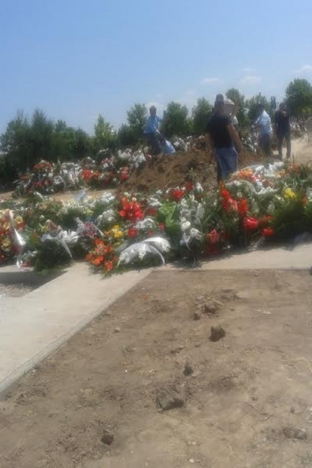 Svi u klubu u šoku! Bolesni umovi ISKOPALI GROB NASRED TERENA i upravi poslali stravičnu poruku! (FOTO)