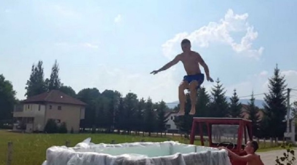 Bosanci se hlade u improvizovanom bazenu! (VIDEO)