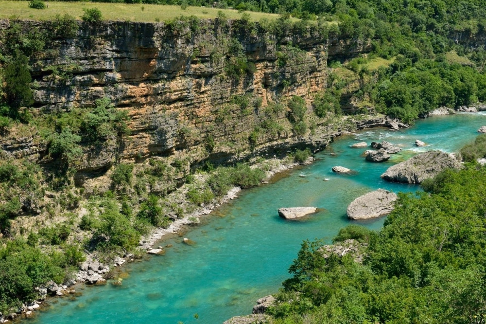 Tuga! Ronioci pronašli telo mladića koji je skočio u reku da spasi psa