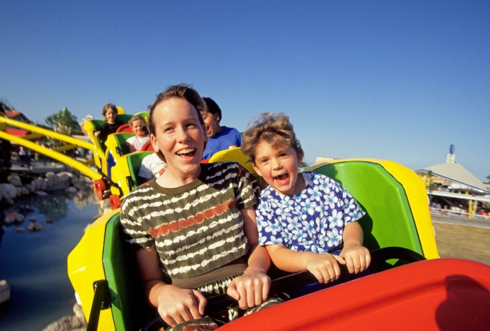 Deca ostala zaglavljena na rolerkosteru! (VIDEO)