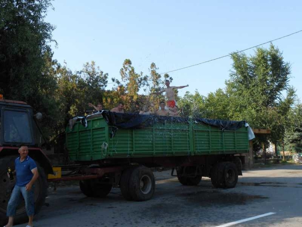 SNAŠLA SE DECAKlinci sami sebi napravili bazen u prikolici! (FOTO)