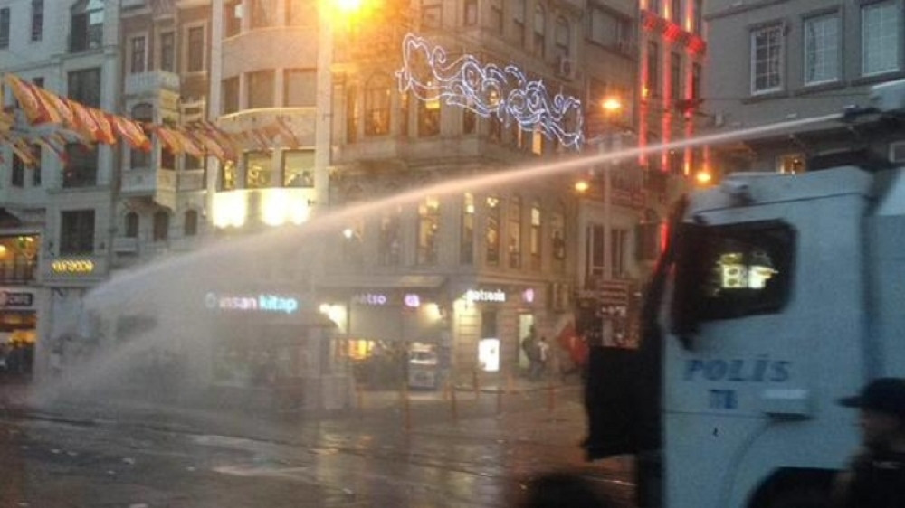 Policija vodenim topovima i suzavcem rasteruje demonstrante (FOTO)