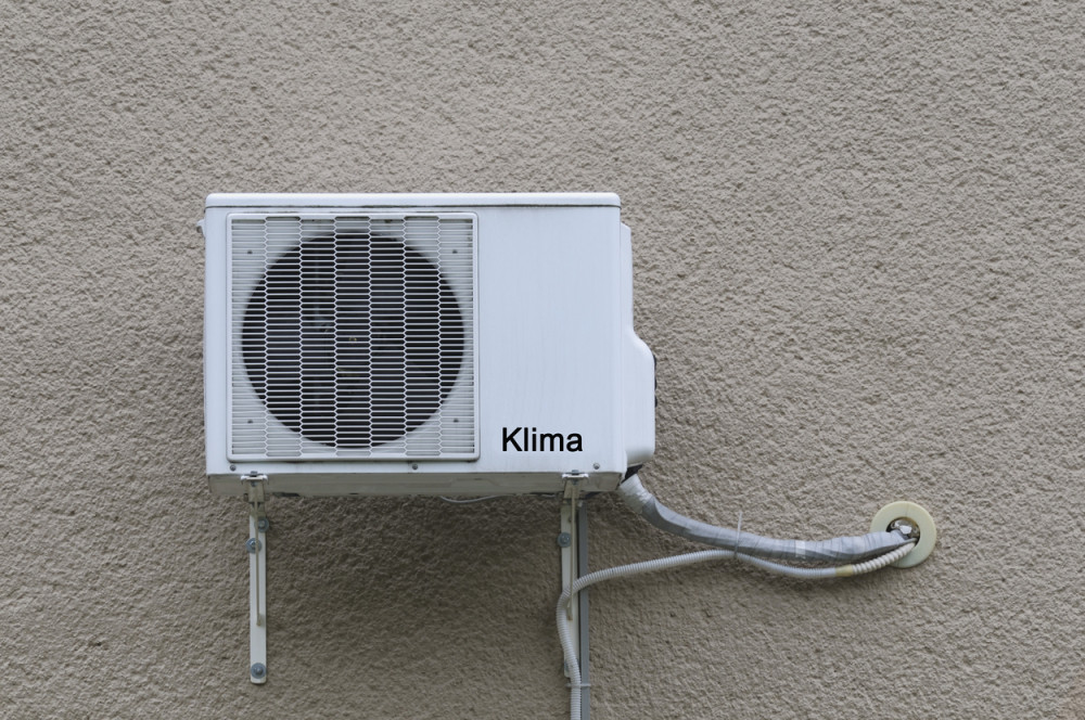 Nikad nećete pogoditi gde je ovaj Beograđanin postavio klimu (FOTO)