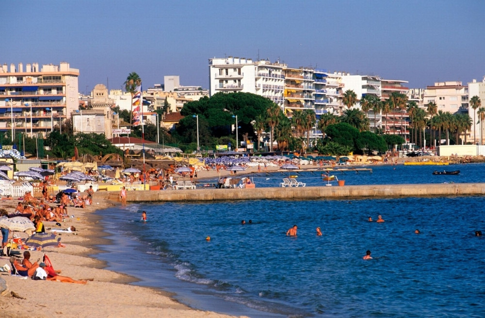 Zbog kralja, "običnim smrtnicima" zabranjeno kupanje na plaži