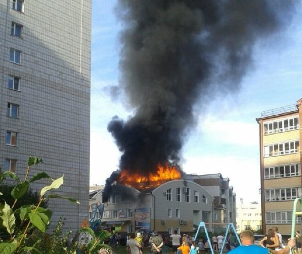 Veliki požar u tržnom centru u Sibiru! (VIDEO)