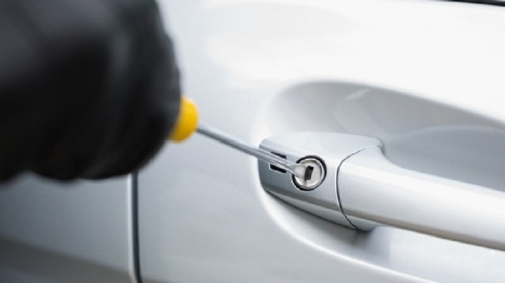 Policajac,van dužnosti, sprečio krađu