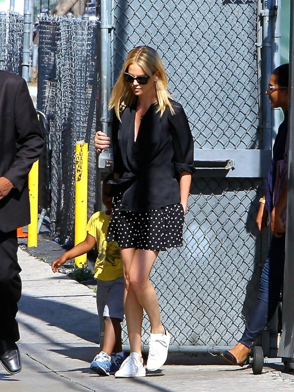 FOTO~Šarliz u miniću i bez brusa šeta sa sinom!