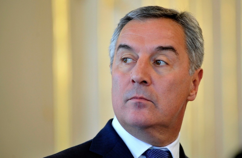 Milo spaljuje poverljiva dokumenta da se spasi robije!