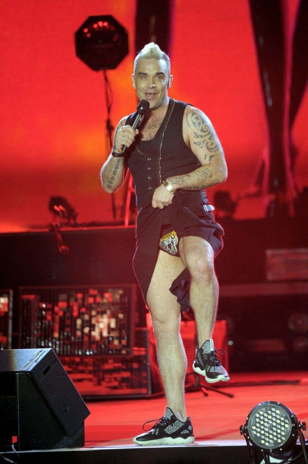 Robi Vilijams se razgaćio na bini! (FOTO)