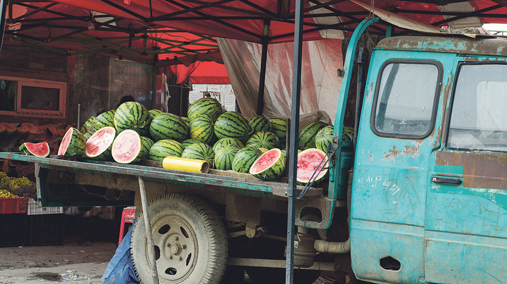 Da li biste OD NJEGA kupili lubenicu? Društvene mreže doslovno gore!!! (FOTO)