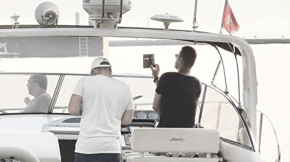 Vlado, baci mobilni, nađi nešto žensko