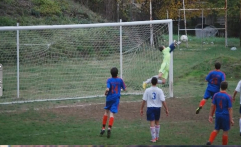 Ovako brani veliki golman sa "malih" terena! (VIDEO)