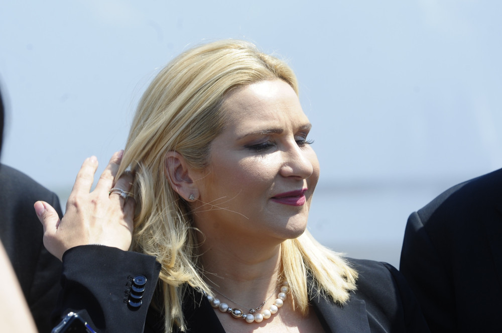 Šešeljevka: Zoranin puder deblji od betona!