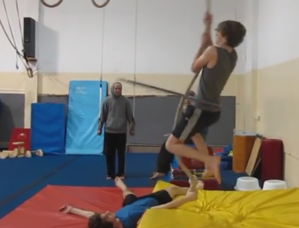 Penje se uz uže dok vrti hula hop! (VIDEO)