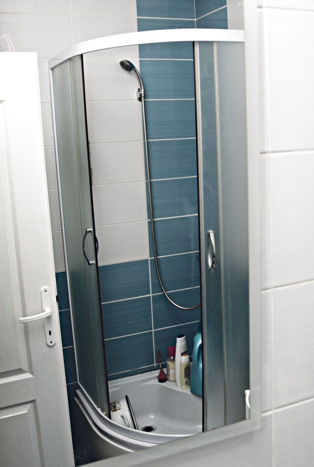 Pronađena mrtva u tuš-kabini!