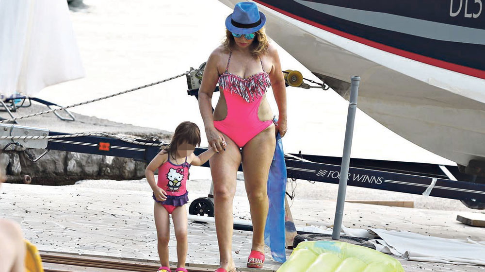 Neda uživa sa unucima na plaži (VIDEO)