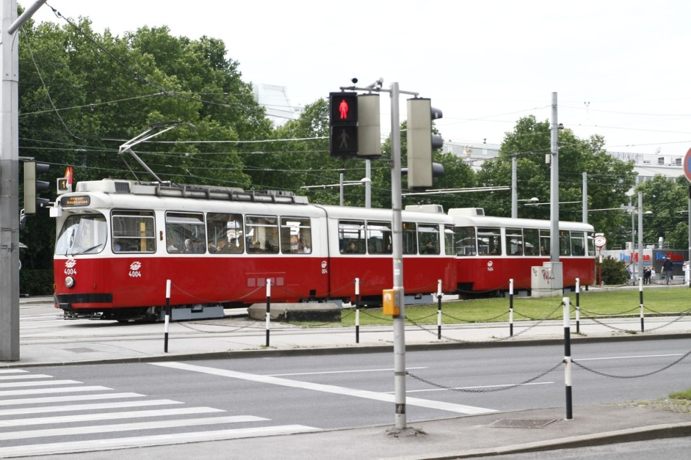 Scena iz tramvaja broj 9 LOMI SRCA: Aleksandra je videla dekicu sa torbama, a ubrzo je saznala PRIČU koja se krije iza