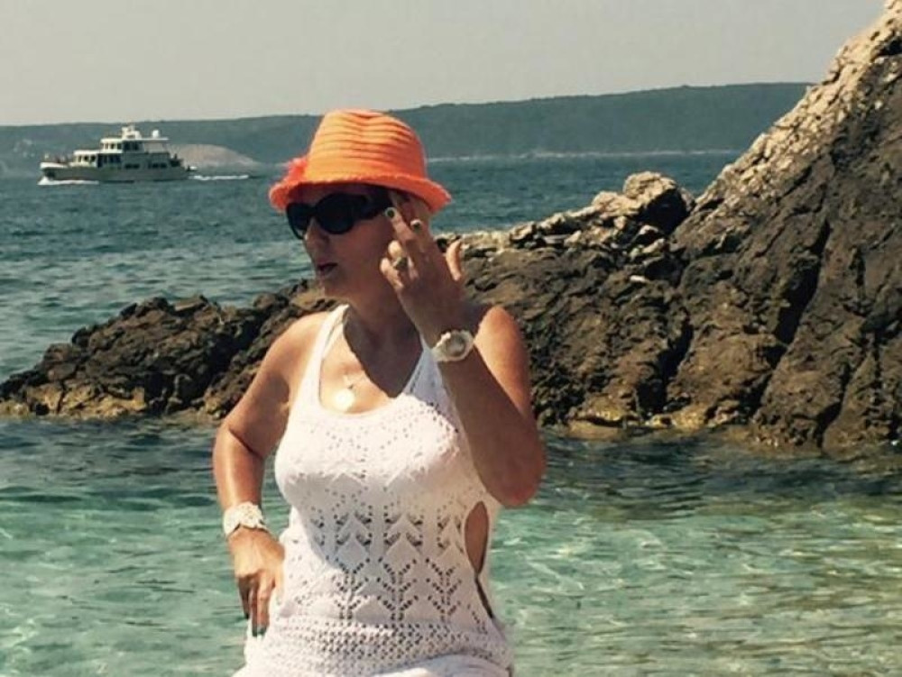 Folk zvezda na poznatom parti ostrvu