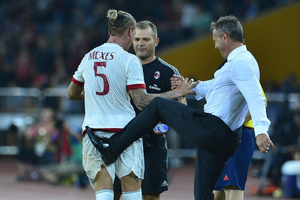 Mekses postigao golčinu, pa dobio šut u zadnjicu! (VIDEO)