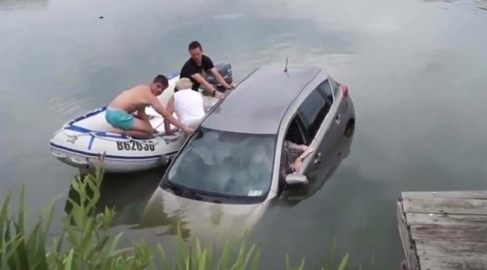 Tinejdžeri spasli penzionere iz automobila koji tone (VIDEO)