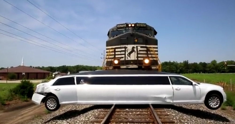Evo šta se desi kada na limuzinu od šest metara naleti voz! (VIDEO)