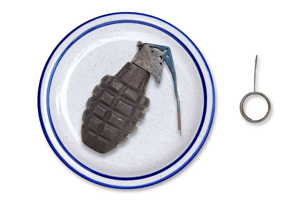 Pronađena bomba u blizini policijskog vozila