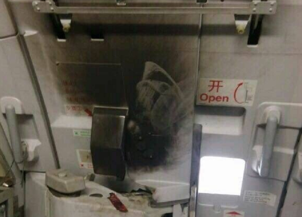 Putnik pokušao da zapali avion