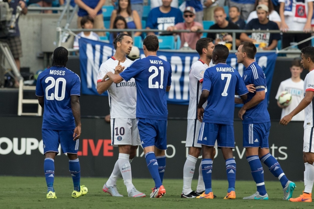 Zlatan “počastio” Terija laktom! (VIDEO)