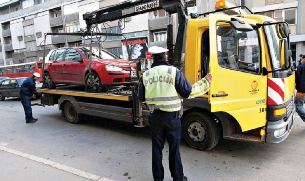 Dok se narod provodio, pauk im odneo kola