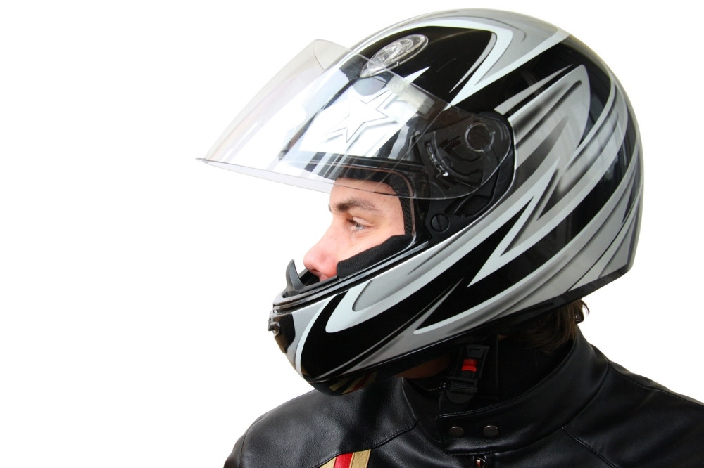 Motociklista teško povređen u nesreći