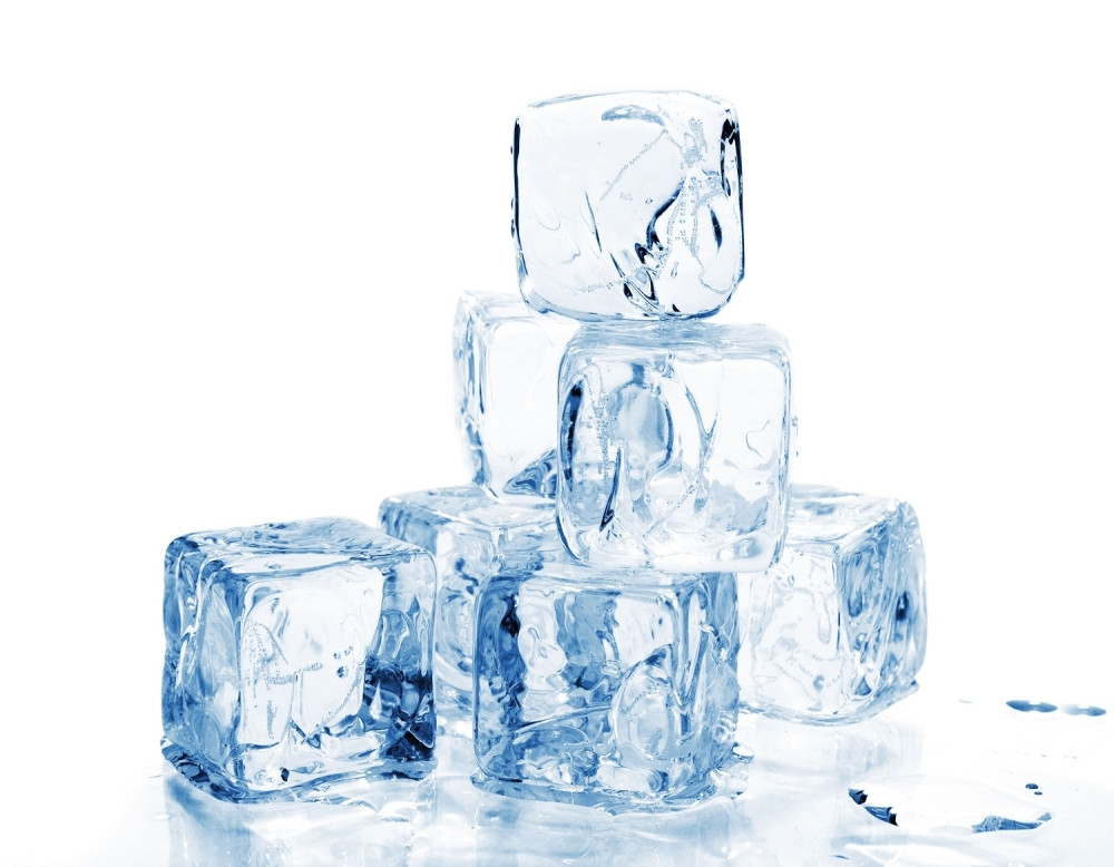 Stavite kocku leda na zadnji deo vrata, držite 15 minuta! Uslediće čudesne promene (VIDEO)